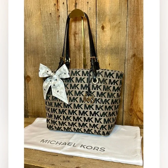 Michael Kors. 3 Piece Set: Jet Set Tote Bag with Free Dust Bag & Purse Scarf. - Picture 9 of 16